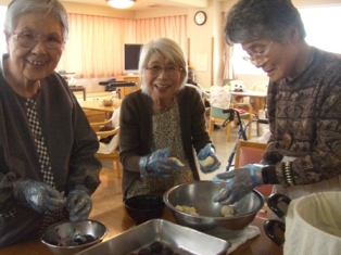 かしわ餅作り?